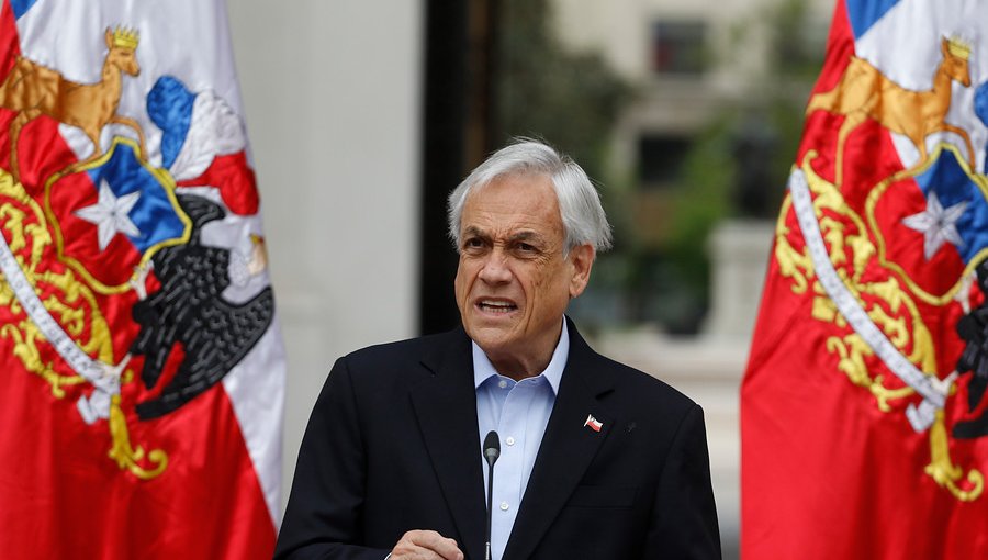 Piñera afirma estar abierto a discutir una nueva Constitución, pero dentro de la "institucionalidad"