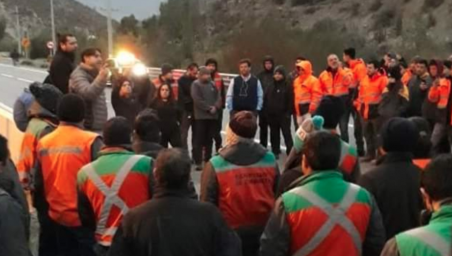 Trabajadores contratistas de Codelco Andina bloquean parcialmente el tránsito en la ruta a Mendoza