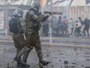 Denuncian que joven está en coma tras recibir un proyectil de Carabineros en Santiago