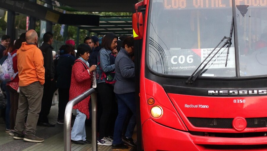 Ministerio de Transportes decide adelantar la hora punta y anuncia refuerzo de servicios en Santiago