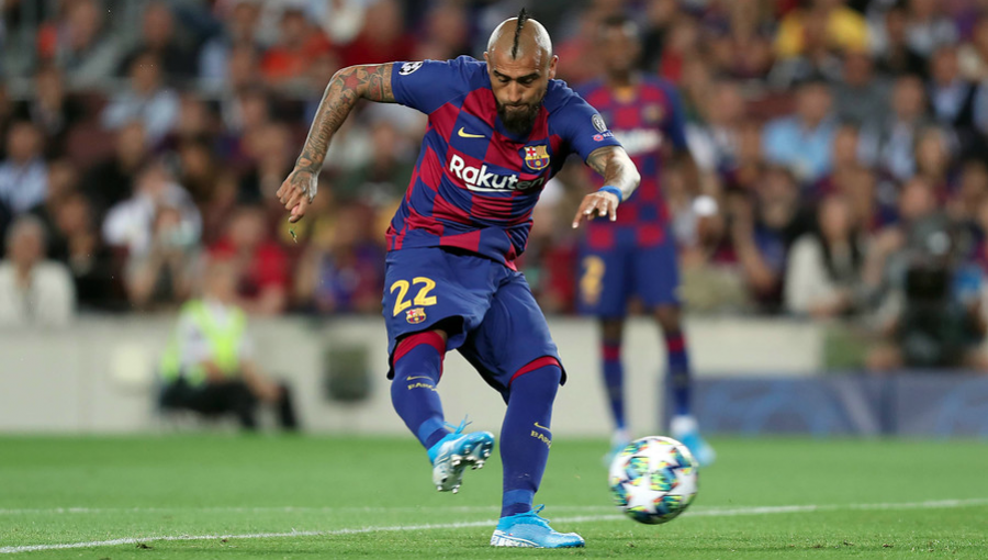 Arturo Vidal fue titular en el empate entre Barcelona y Slavia Praga por Champions