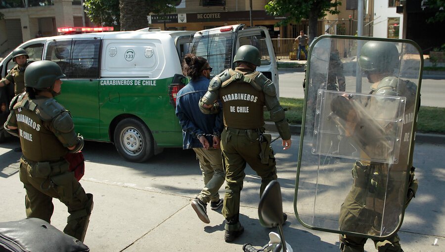 Serios enfrentamientos se registraron en Viña del Mar luego que Carabineros negara el paso de marcha hacia Reñaca