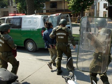 Serios enfrentamientos se registraron en Viña del Mar luego que Carabineros negara el paso de marcha hacia Reñaca