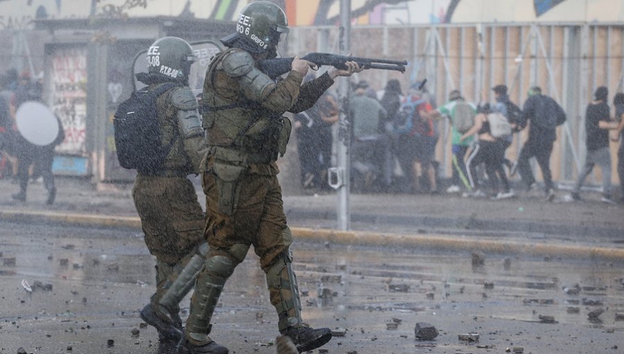 Denuncian que joven está en coma tras recibir un proyectil de Carabineros en Santiago