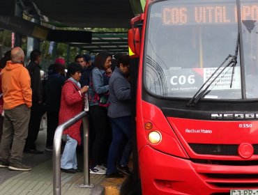 Ministerio de Transportes decide adelantar la hora punta y anuncia refuerzo de servicios en Santiago