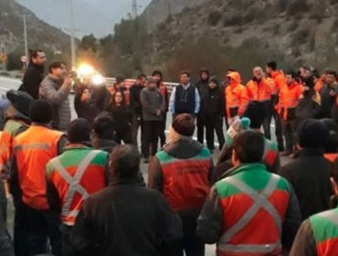 Trabajadores contratistas de Codelco Andina bloquean parcialmente el tránsito en la ruta a Mendoza