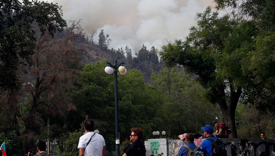 Incendio forestal en ladera del cerro San Cristóbal consumió 4 hectáreas de pastizales