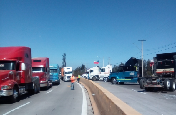 Camioneros interrumpieron el tránsito en ambos sentidos del camino La Pólvora de Valparaíso