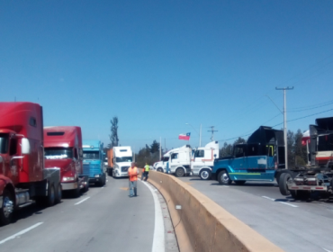 Camioneros interrumpieron el tránsito en ambos sentidos del camino La Pólvora de Valparaíso