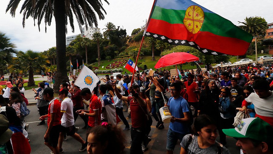 Cerca de 2 mil manifestantes marchan desde el Reloj de Flores hasta el centro de Viña del Mar