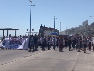 Unos 200 estudiantes de la U. de Valparaíso marchan por el centro de Reñaca