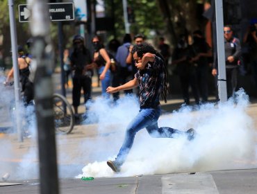 Manifestantes se enfrentaron a Carabineros en las afueras del mall Costanera Center