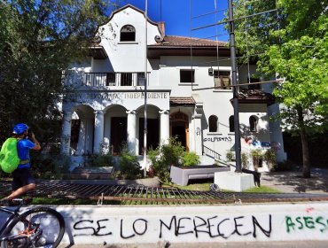 Cerca de 300 personas causaron destrozos en la sede de la UDI: sacaron objetos y los quemaron