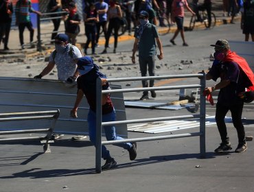 Manifestaciones en Providencia y Las Condes terminan en serios daños al comercio y al mobiliario público