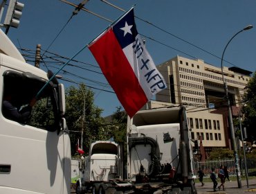 Camioneros y taxistas logran acuerdo con Carabineros para transitar por fuera del Congreso