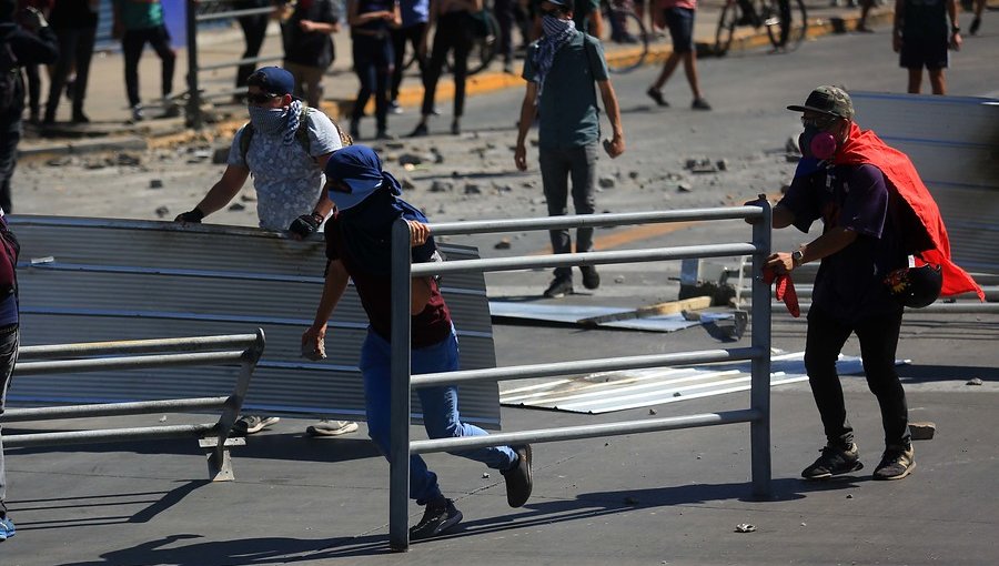 Manifestaciones en Providencia y Las Condes terminan en serios daños al comercio y al mobiliario público