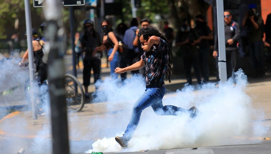 Manifestantes se enfrentaron a Carabineros en las afueras del mall Costanera Center