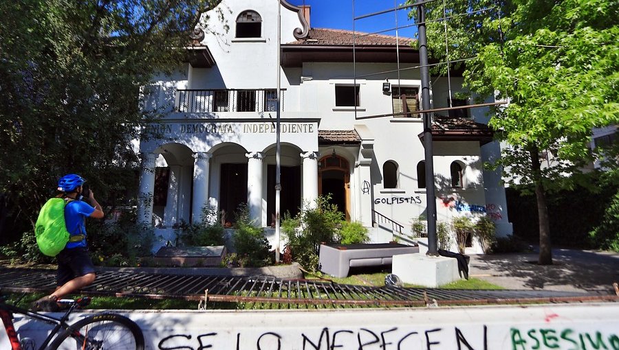 Cerca de 300 personas causaron destrozos en la sede de la UDI: sacaron objetos y los quemaron