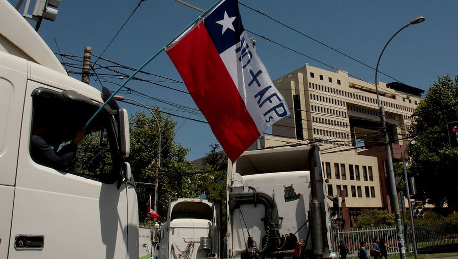 Camioneros y taxistas logran acuerdo con Carabineros para transitar por fuera del Congreso