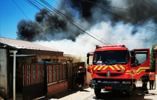 Incendio afectó a cinco viviendas en la comuna de Quilpué: dos fueron totalmente consumidas