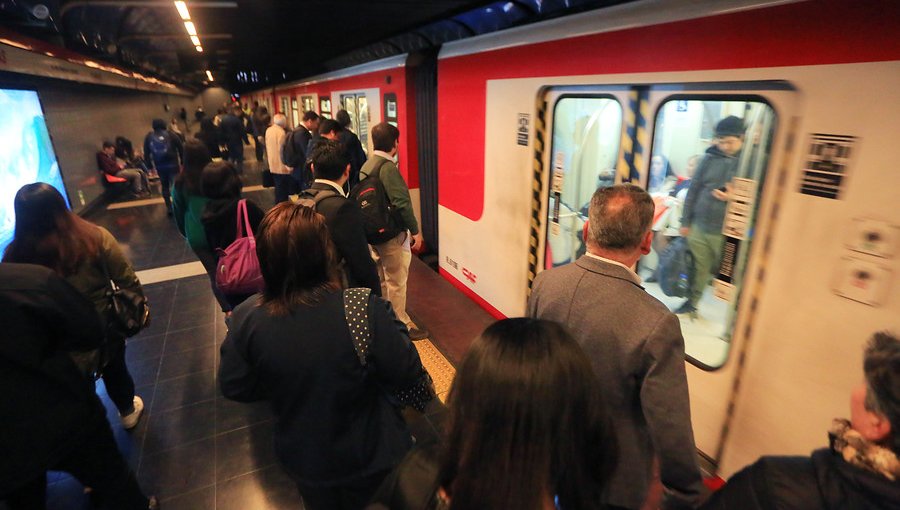 Metro de Santiago volverá a iniciar sus servicios a las 06:00 horas este viernes 8