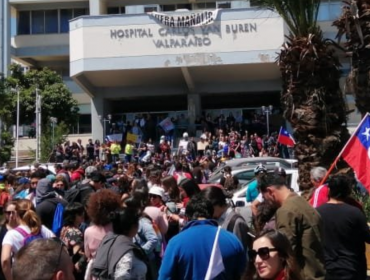 Trabajadores del hospital Van Buren de Valparaíso marchan exigiendo la salida del ministro Mañalich