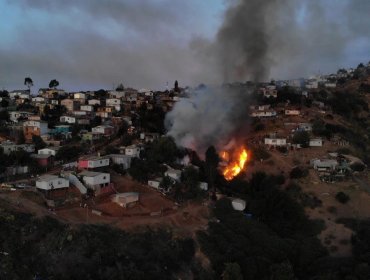 Incendio en vivienda de Reñaca Alto derivó en emergencia forestal: Bomberos y Conaf trabajan en su combate