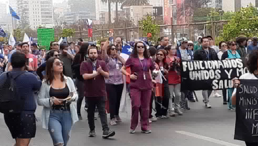 Funcionarios del hospital Gustavo Fricke marcharon por calles de Viña para llevar petitorio al Servicio de Salud