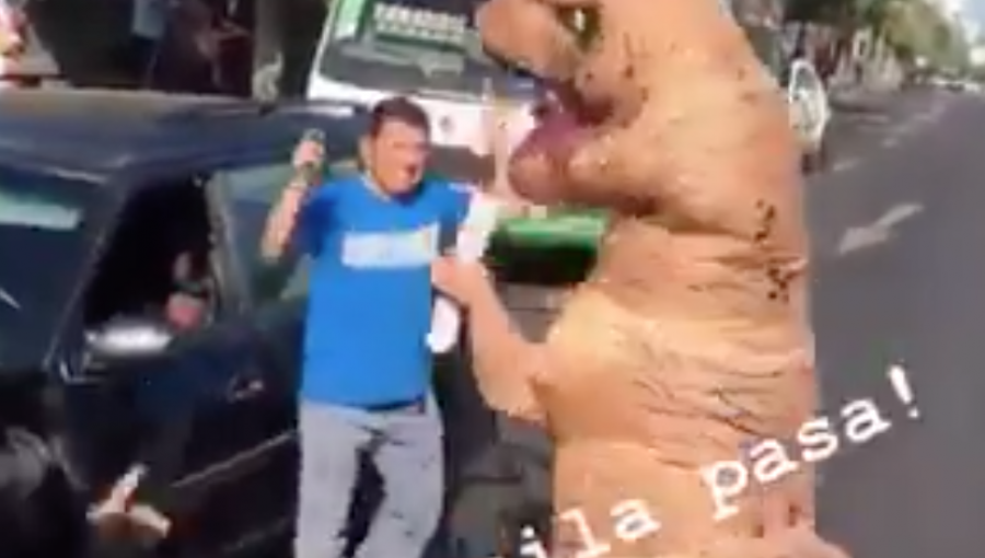 "El que baila pasa": Dinosaurio hizo bailar a conductores en Viña del Mar