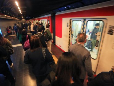 Metro de Santiago volverá a iniciar sus servicios a las 06:00 horas este viernes 8