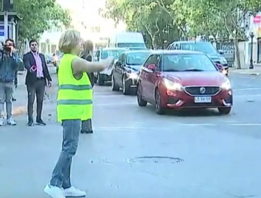 Evelyn Matthei dirigió el tránsito en Providencia, criticó a canales de TV y eludió a la prensa trotando