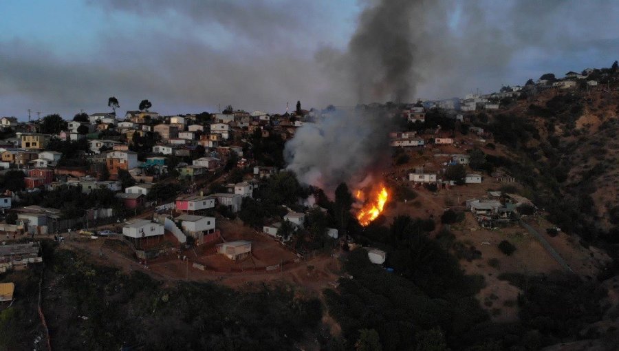 Incendio en vivienda de Reñaca Alto derivó en emergencia forestal: Bomberos y Conaf trabajan en su combate