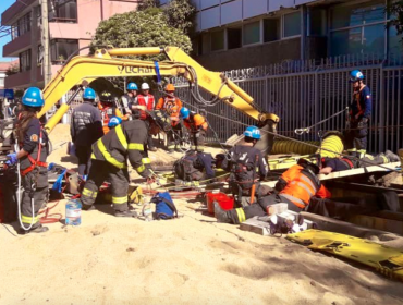 Tras casi tres horas, Bomberos logró rescatar a trabajador que cayó a excavación en Viña