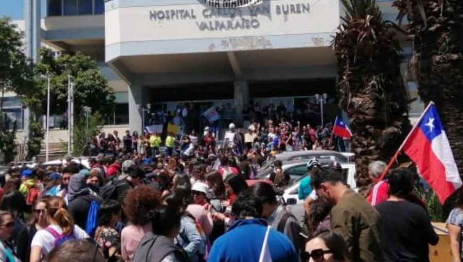 Trabajadores del hospital Van Buren de Valparaíso marchan exigiendo la salida del ministro Mañalich