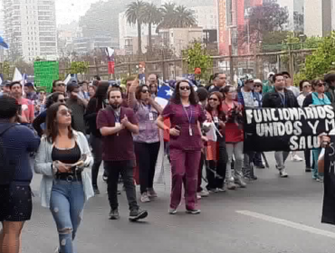 Funcionarios del hospital Gustavo Fricke marcharon por calles de Viña para llevar petitorio al Servicio de Salud