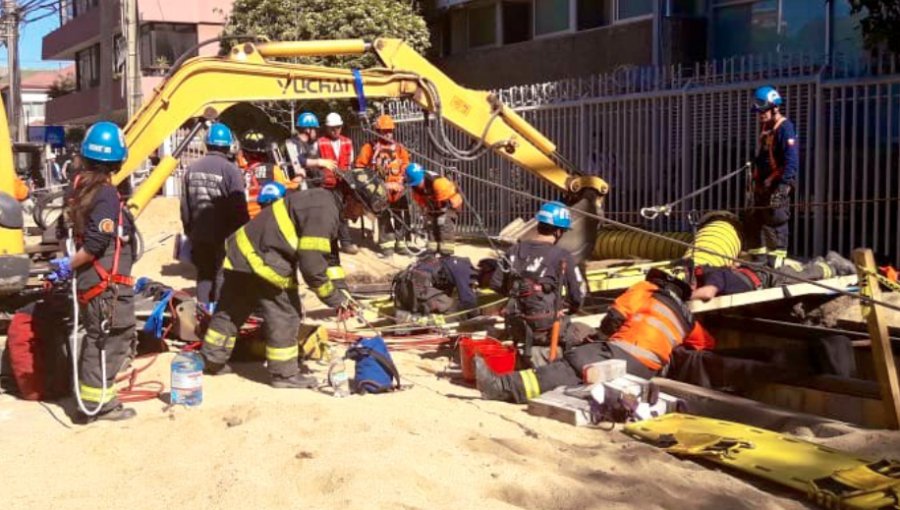 Tras casi tres horas, Bomberos logró rescatar a trabajador que cayó a excavación en Viña