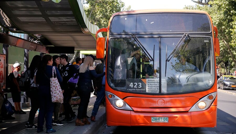 Adelantan hora punta del transporte de Santiago para las 15:30 con refuerzo de 215 buses