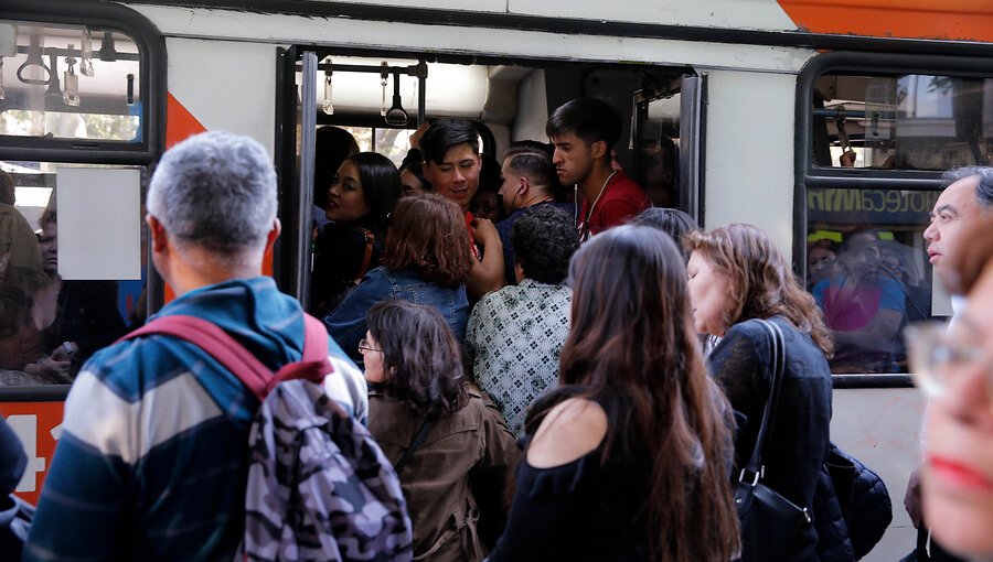 Transportes adelantó hora punta a las 14:30 horas y reforzó buses en sector oriente
