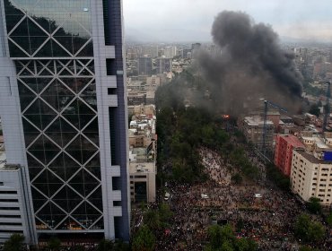 Violento incendio estructural afectó a sede de U. Pedro de Valdivia en Plaza Italia