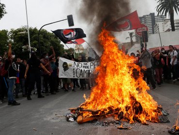 Encapuchados encendieron barricadas y protagonizaron incidentes en el centro de Viña del Mar