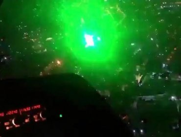 Piloto de helicóptero de Carabineros fue apuntado con láseres mientras sobrevolaba Plaza Italia