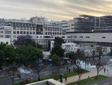 Carabineros dispersó con lacrimógenas a manifestantes al interior del hospital Gustavo Fricke de Viña