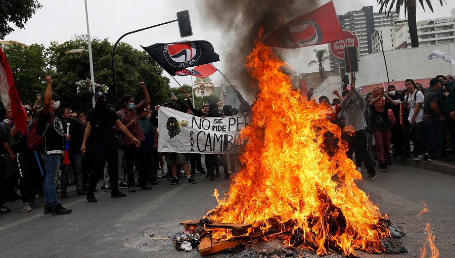 Encapuchados encendieron barricadas y protagonizaron incidentes en el centro de Viña del Mar