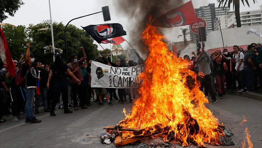 Saqueos y enfrentamientos entre manifestantes y Carabineros se produjeron en el centro de Viña