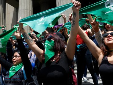 "Pañuelazo Feminista": Cerca de un centenar de mujeres se manifestó en la plaza de Justicia de Valparaíso