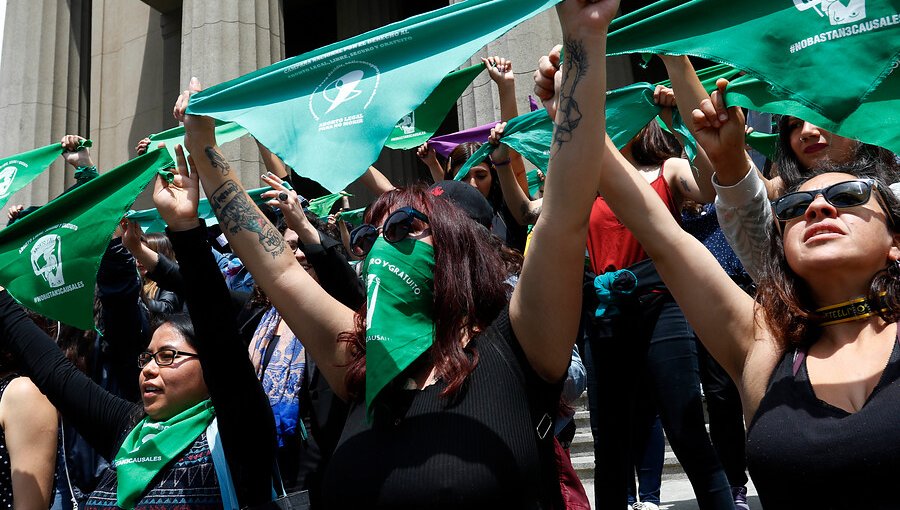 "Pañuelazo Feminista": Cerca de un centenar de mujeres se manifestó en la plaza de Justicia de Valparaíso