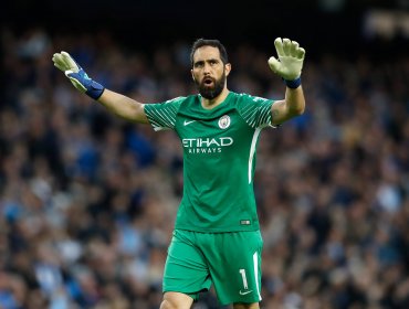 Medio inglés sobre Claudio Bravo: "Guardiola tiene fe en su arquero problema"