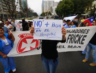 Viña: Trabajadores de Hospital Gustavo Fricke se manifiestan contra Carabineros