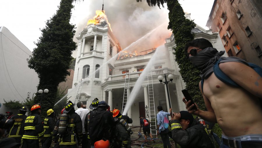 Detienen a tres sujetos por eventual participación en incendio que afectó a UPV