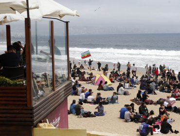 "Lxs Flaites" se toman playas de Reñaca con cumbias, banderas y cerveza en mano